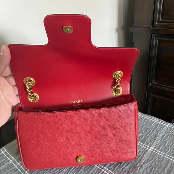 Prada - Picture 2 of 4